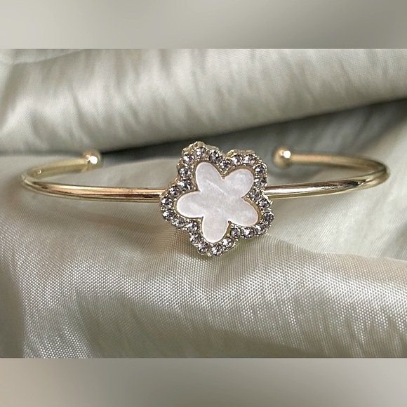 Jewelry - Popular Gold and White Floral Bracelet